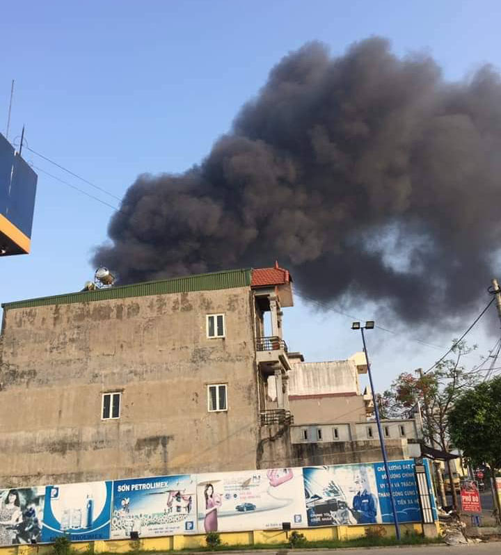 HẢI PHÒNG: CHÁY LỚN CÔNG TY NHỰA GẦN CÂY XĂNG